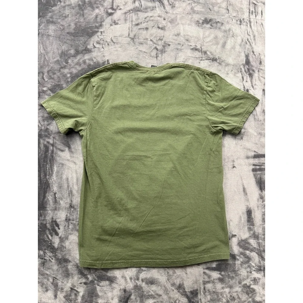 Gildan T-Shirt Men Medium Olive Green Overseas Adventure Travel Lion Graphic Tee